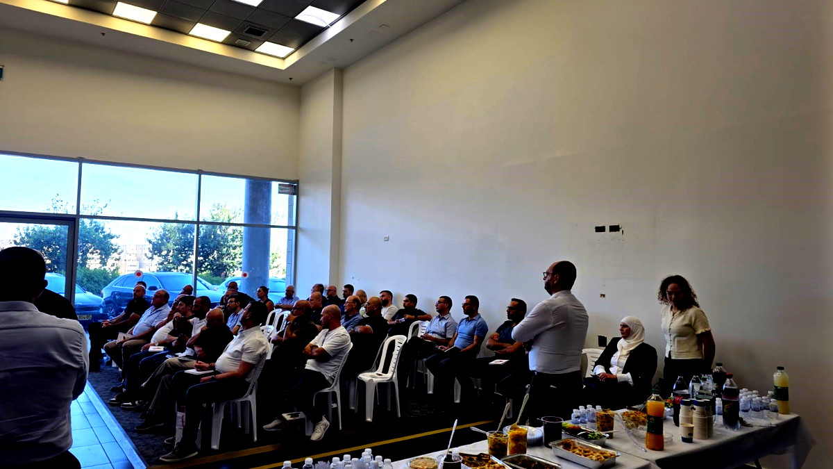 تنظيم مؤتمر لزبائن قطاع الأعمال في بنك هبوعليم في الناصرة يُقدم أدوات مالية متقدمة في عالم العملات الأجنبية والاستشارات التقاعدية