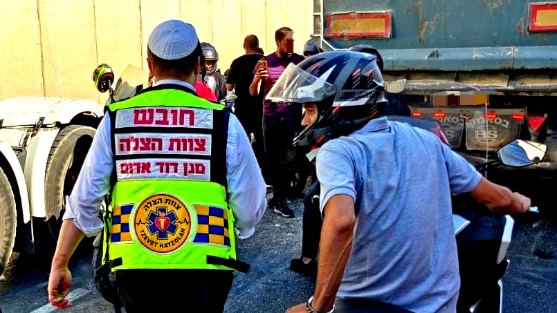 اصابة خطيرة لسائق دراجة نارية صدمته شاحنة قرب القدس