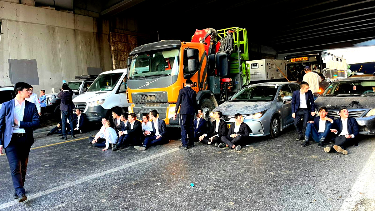 اغلاق مداخل ومخارج القدس عند منطقة جسر "ميتاريم" وشارع بيغن  جراء مظاهرات للمتدينين اليهود