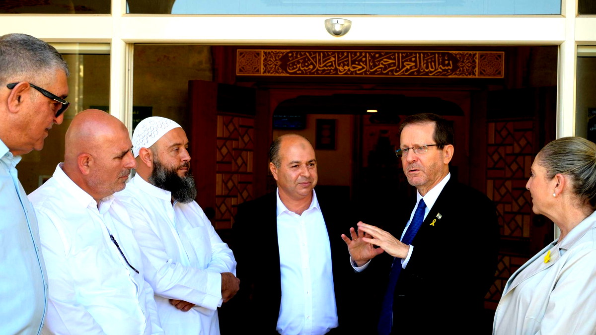 رئيس الدولة يزور أبو غوش: ليت العالم كله يرى كيف يمكن للمسلمين واليهود والمسيحيين أن يعيشوا معًا بمحبة واحترام