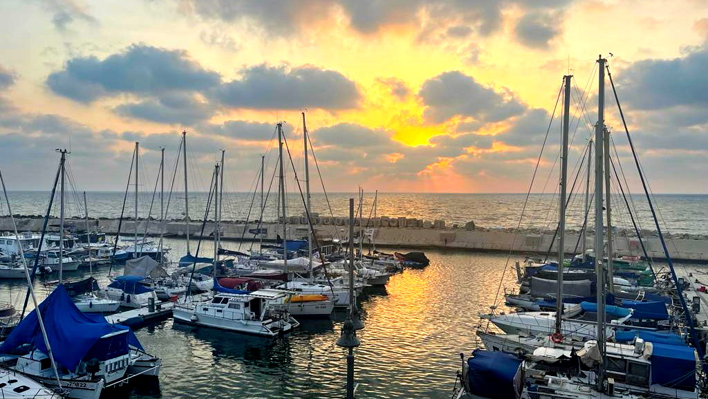 حالة الطقس: انخفاض طفيف على درجات الحرارة وأجواء غائمة جزئيًا