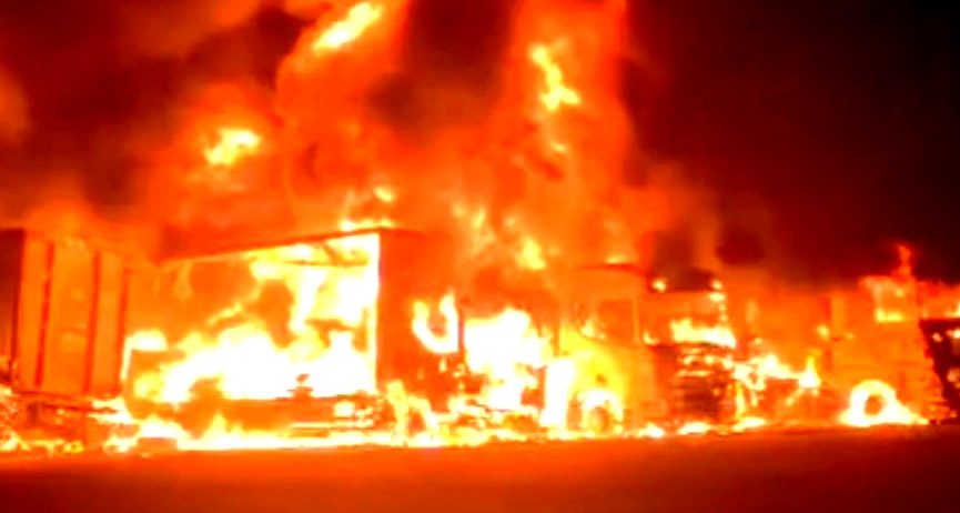 حريق كبير يلتهم شاحنات ورافعات في المغار