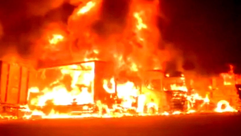 حريق كبير يلتهم شاحنات ورافعات في المغار