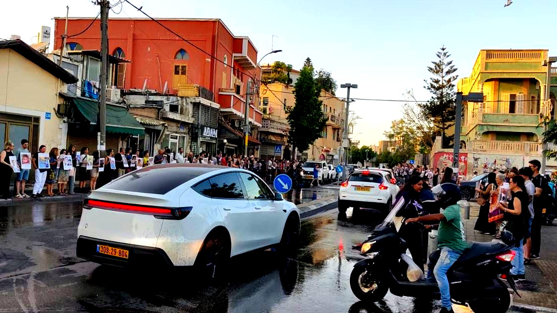 رفعوا صور أطفال غزة - المئات في وقفة احتجاجية في يافا| نقف معًا: مستمرون بتصعيد الاحتجاج