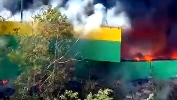 استنفار 25 طاقم إطفاء وانقاذ الى الطيبة في مسعى لإخماد حريق كبير شب في المنطقة الصناعية