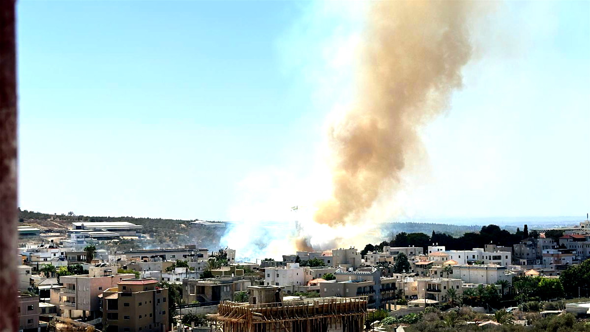 طواقم عدّة من الإطفاء والإنقاذ وبمساندة مروّحيات تعمل على إخماد حريق قرب بلدة معاوية