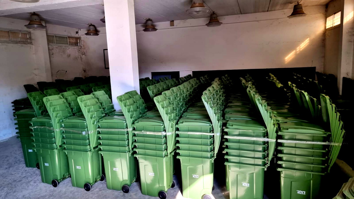 بلدية الناصرة تبدأ بتوزيع حاويات جديدة للنفايات في مختلف أحياء المدينة