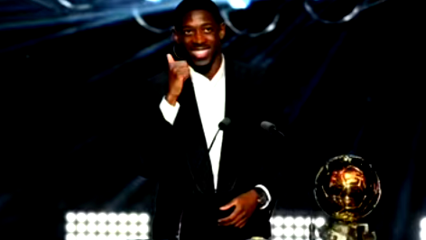 مهاجم باريس سان جيرمان الفرنسي عثمان ديمبلي يُتوج بجائزة الكرة الذهبية للعام 2025