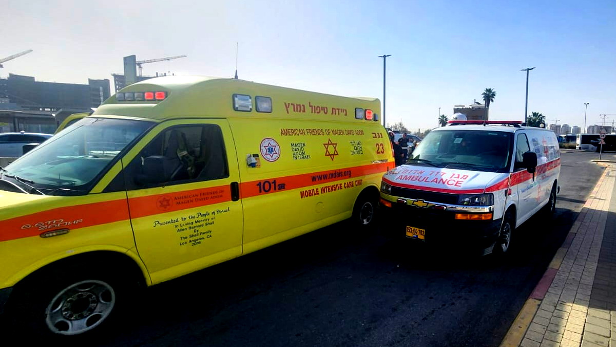 في حادثتين منفصلتين| إصابة رجل وشاب بجراح متوسطة جراء تعرضهما لحادثة عنف في اللد وتل السبع