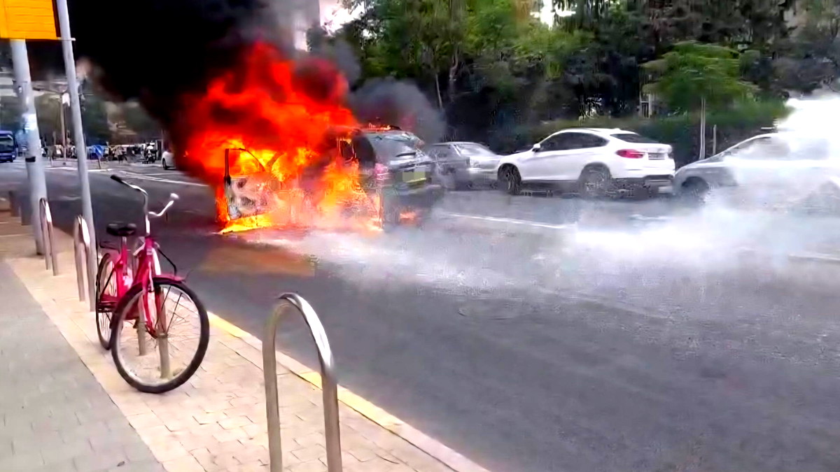 إصابة رجل بجراح طفيفة جراء انفجار سيارة في تل أبيب