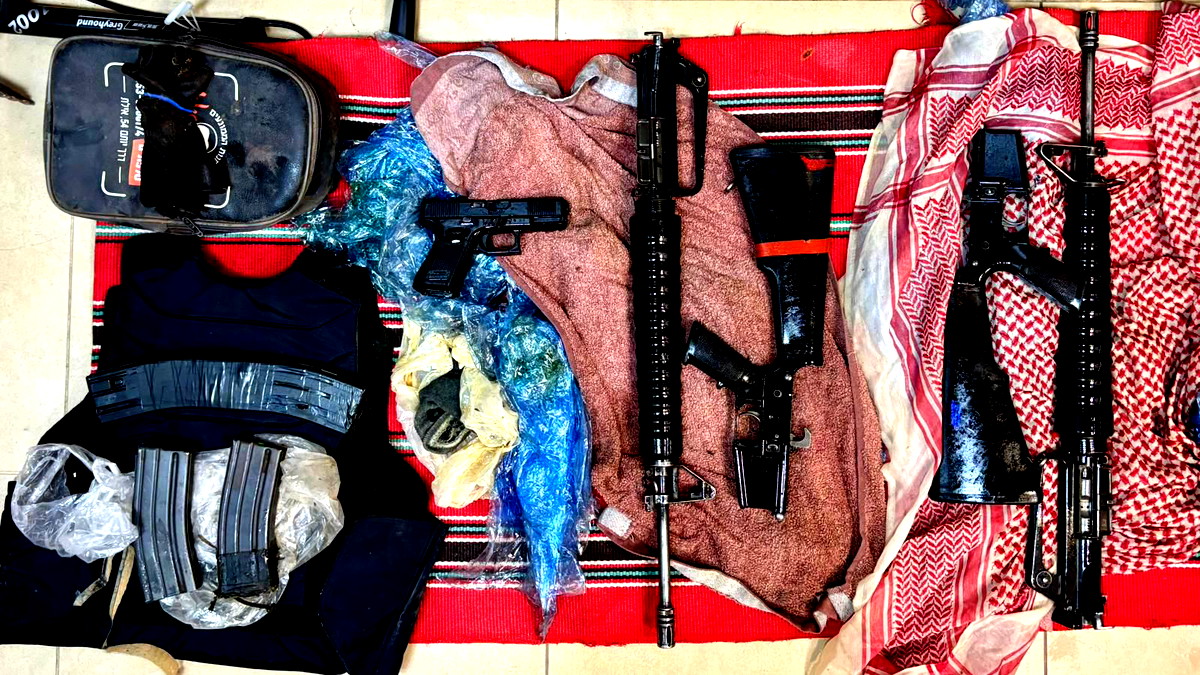 إعتقال  13 مشتبهًا في نزاع دموي في بلدة  تل السبع وضبط 3 أسلحة M16، مسدس، ذخيرة، وحشيش.