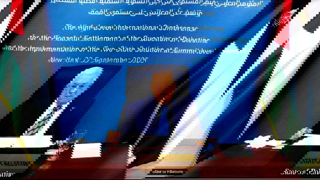 محمود عباس: "مستعدون للعمل مع اترامب والسعودية وفرنسا ويجب إطلاق سراح جميع الأسرى والمعتقلين من الجانبين". 