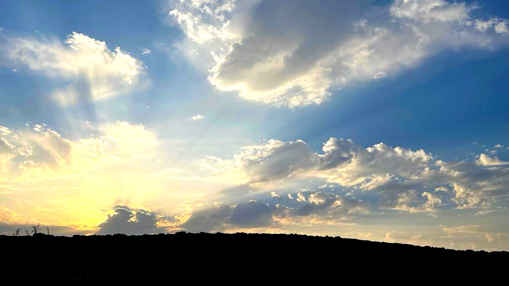 حالة الطقس: أجواء غائمة جزئيًا ويطرأ انخفاض آخر على درجات الحرارة