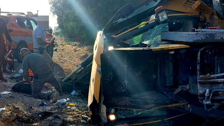 النقب: إصابة رجل بجراح خطيرة إثر انقلاب جرار على شارع 293