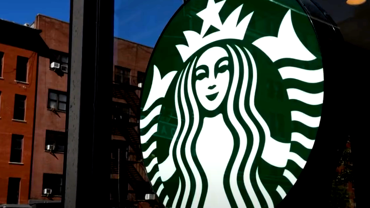 "ستاربكس" تعلن إغلاق مئات الفروع وتسريح 1900 موظف ضمن خطة إعادة هيكلة لإنعاش أعمالها المتعثرة