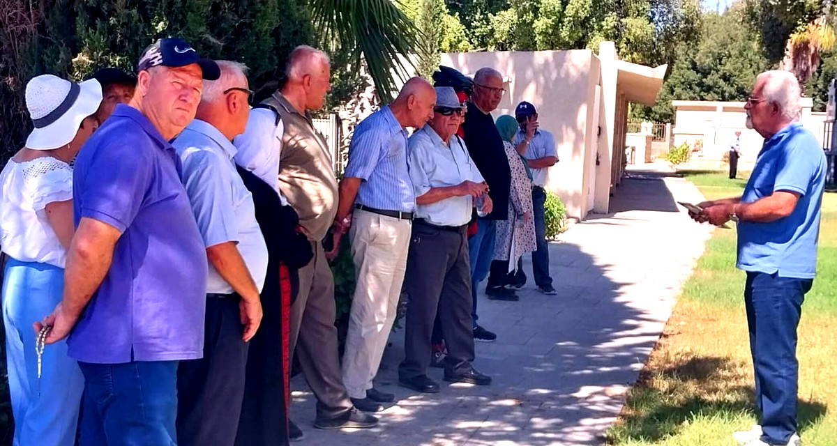 بين بيوت "كفر برعم" المهجّرة وتحت أجواء القدّاس في كنيستها العامرة: الاتّحاد القطريّ للأدباء الفلسطينيّين في لقاء ثقافيّ حميم وجولة سياحة وطنيّة فلسطينيّة