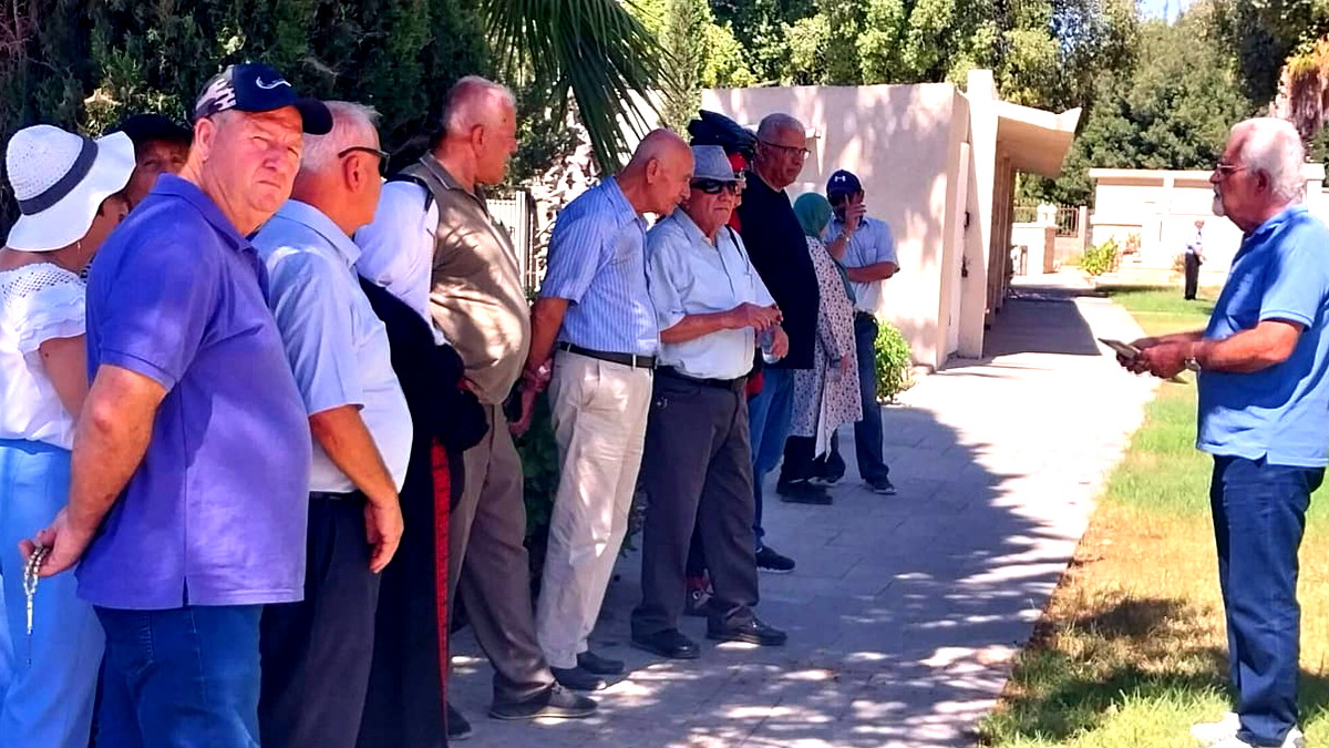 بين بيوت "كفر برعم" المهجّرة وتحت أجواء القدّاس في كنيستها العامرة: الاتّحاد القطريّ للأدباء الفلسطينيّين في لقاء ثقافيّ حميم وجولة سياحة وطنيّة فلسطينيّة