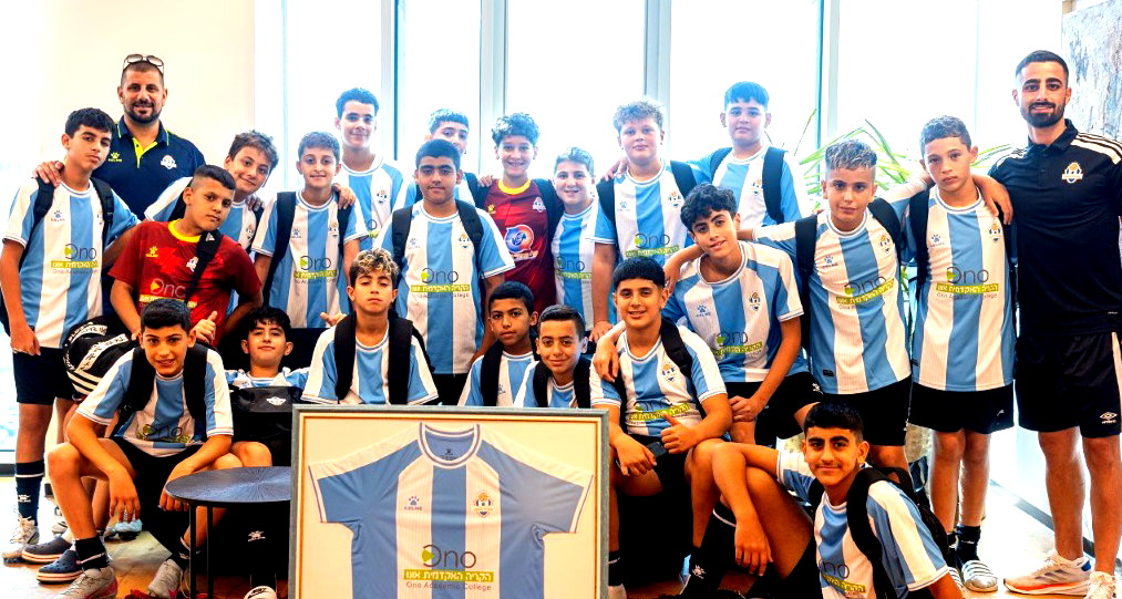 الكليّة الأكاديميّة أونو تتبنّى فريق شباب حيفا وتجمعه مع فريق شباب أونو في مباراة ودّية 