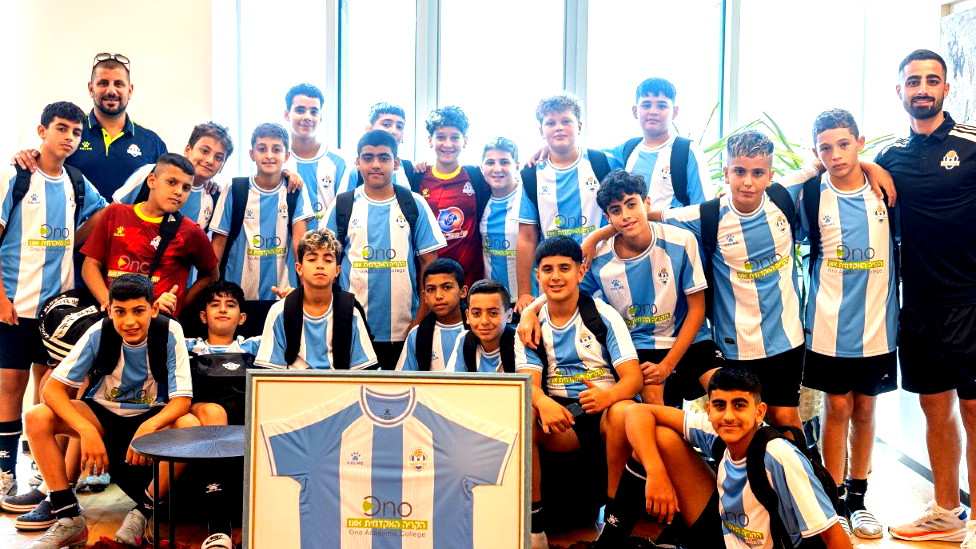 الكليّة الأكاديميّة أونو تتبنّى فريق شباب حيفا وتجمعه مع فريق شباب أونو في مباراة ودّية