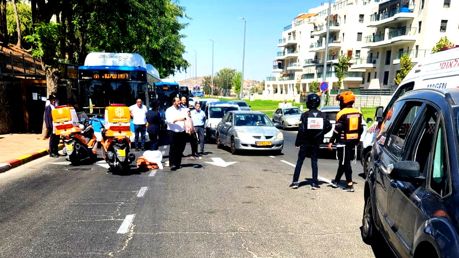 القدس: إصابة طفلة بجروح متوسطة بعد أن صدمتها سيارة