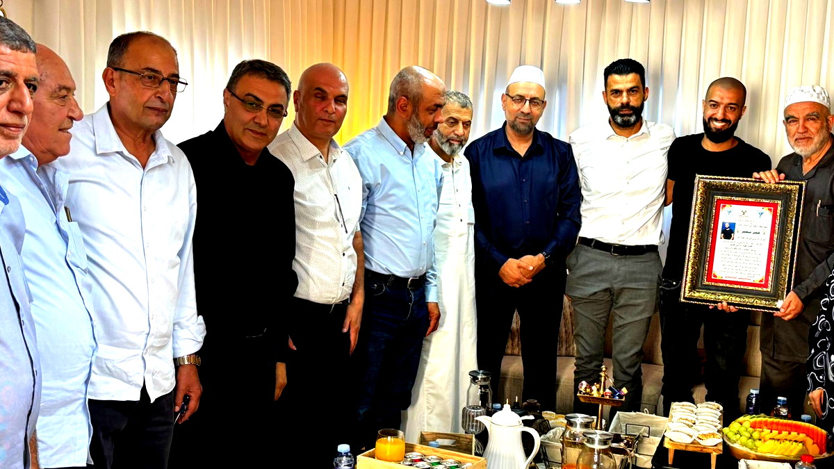 مبادرة "أثر فحماوي" تكرّم المخرج الشاب عمر سمير محاميد لفوزه بجائزة دولية