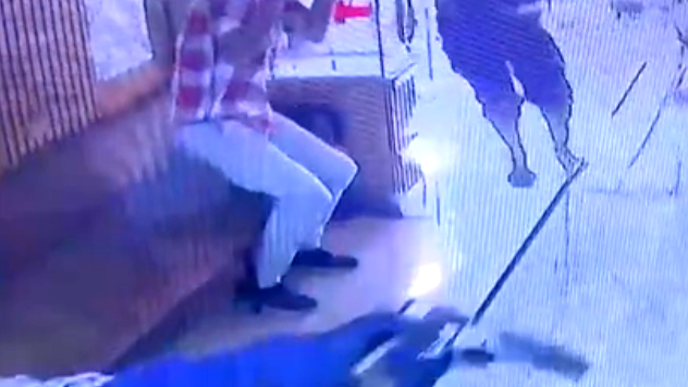 سطو مسلّح! اقتحام أحد محال الذّهب في مدينة الخليل وإطلاق النار على أحد موظفي المكان