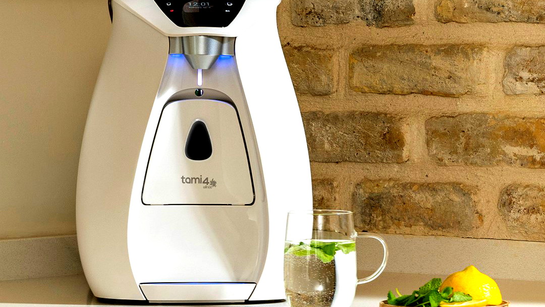 باردٌ في الخارج – لكنّ الجسم ما زال عطِشًا: أهميّة شرب المياه في هذا الموسم الانتقاليّ