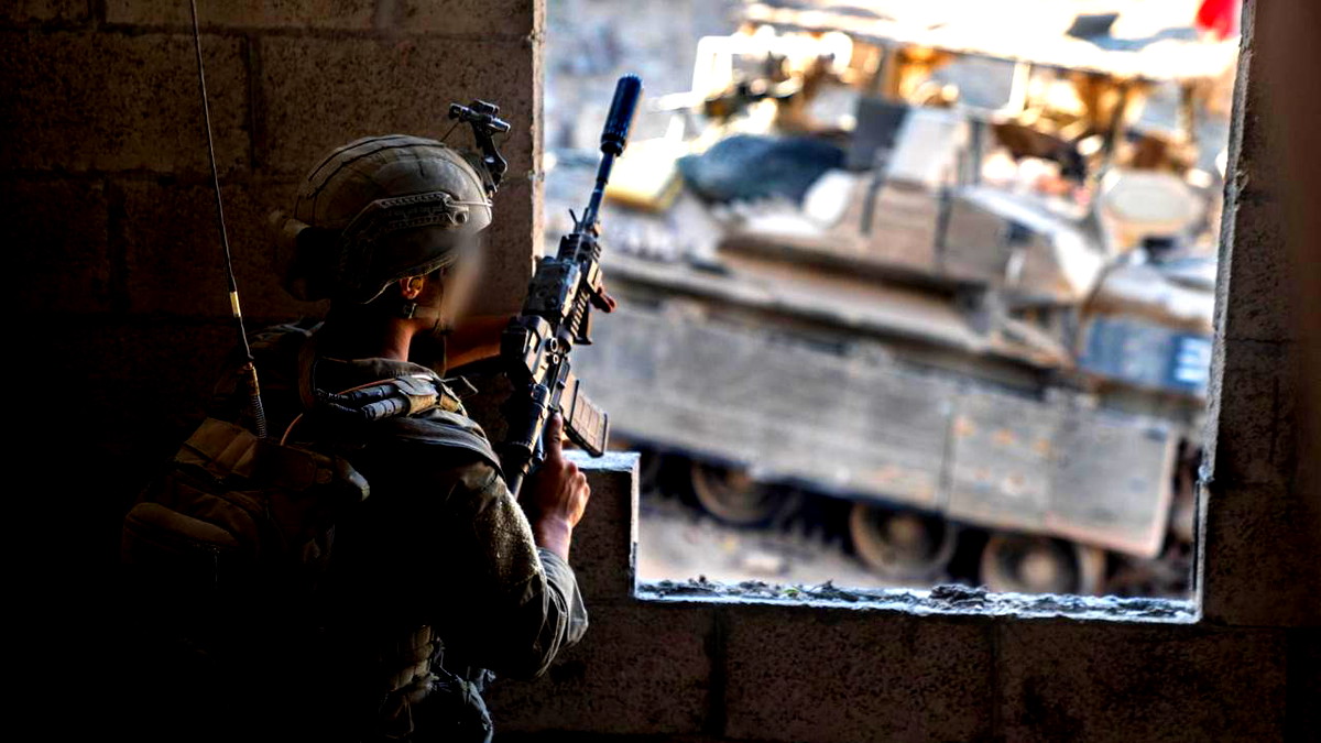 الجيش الإسرائيليّ يوثّق: تحييد عبوات ناسفة عُثر عليها داخل مبنى مفخخ في محيط مدينة غزّة