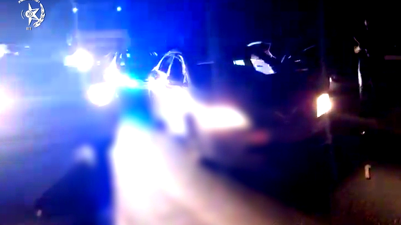 بالفيديو-  اعتقال شابَيْن وقاصر من جنوبيّ البلاد بشبهة سرقة مركبة من منطقة ريشون لتسيون