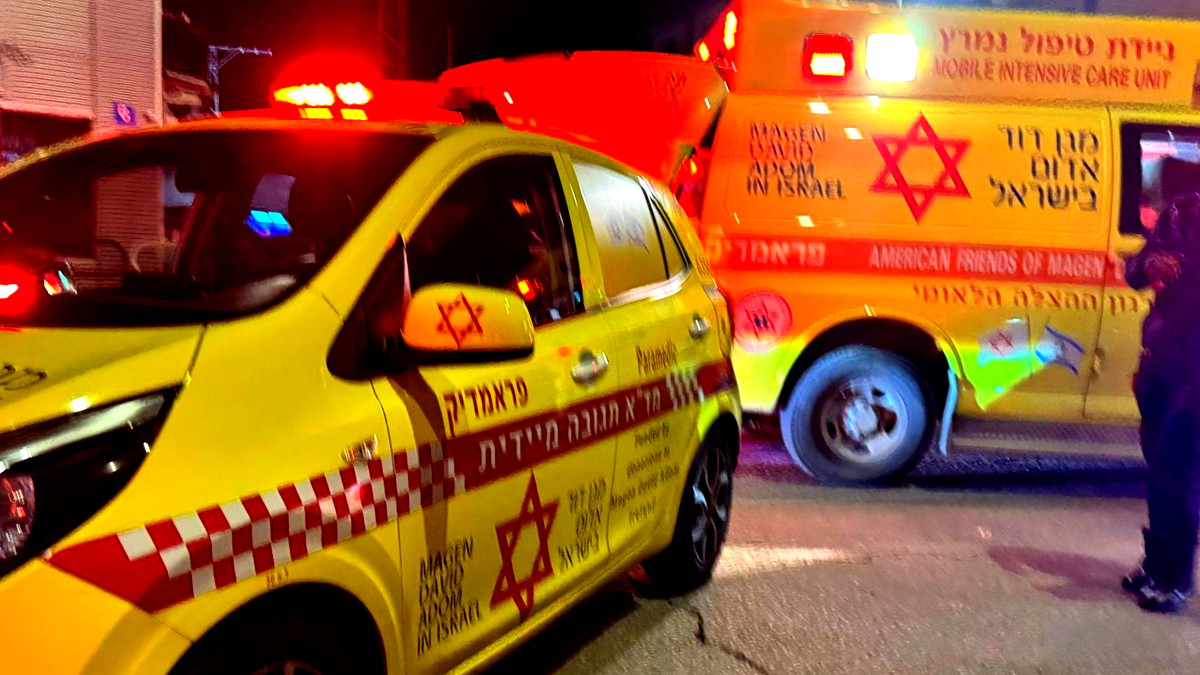 إصابة عامل بجروح خطيرة إثر سقوط جسم ثقيل عليه في مصنع بنحف