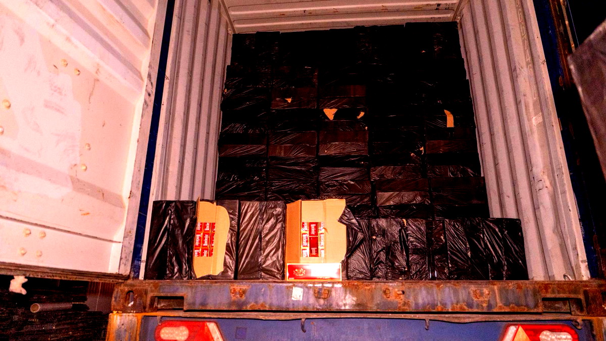 إحباط محاولة تهريب نحو 80 ألف رزمة سجائر من دبي إلى البلاد واعتقال مشتبهين من الجليل