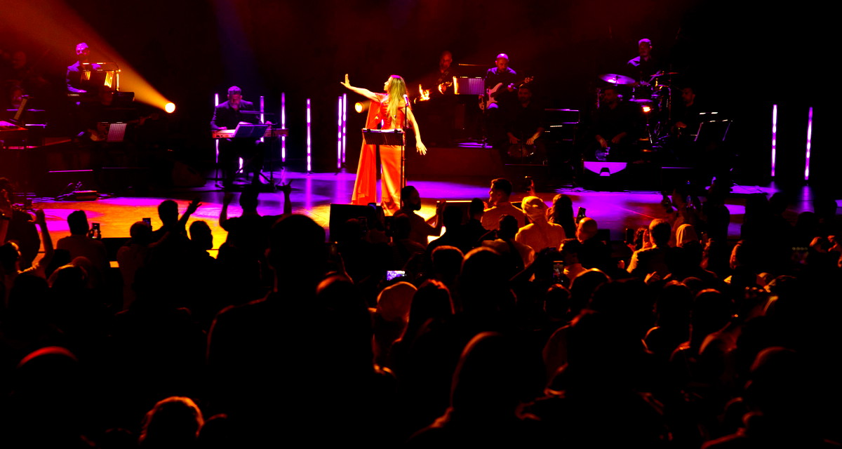 نجوى كرم تُشعل دبي أوبرا بحفل استثنائي بالحضور والتفاعل الجماهيري الملفت 