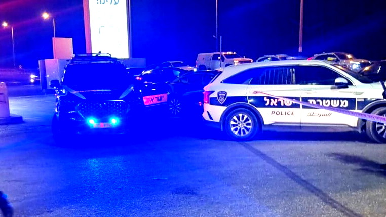 الشرطة: شاب اطلق النار على زوجته في محطة وقود بكفرقرع وهرب من المكان