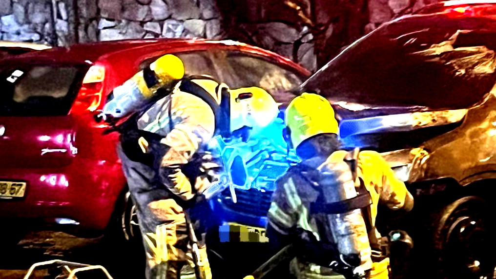 حريق يلتهم ثلاث سيارات في حيفا خلال يوم الغفران