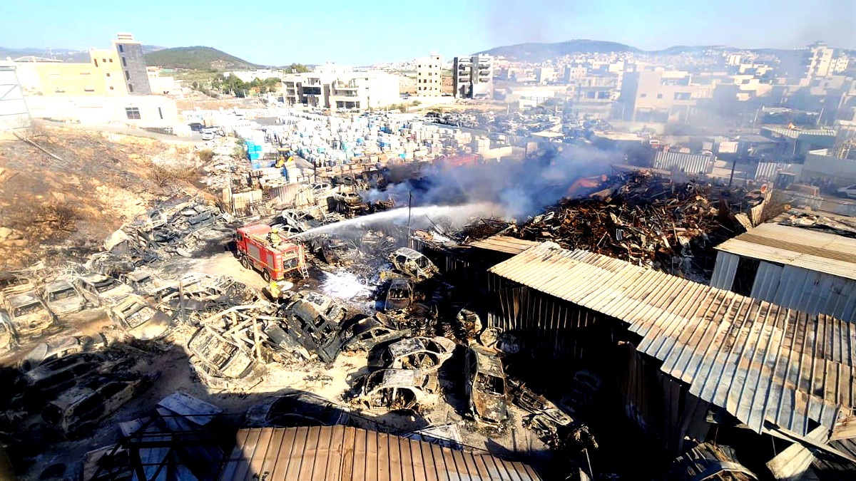 حريق ضخم في محل خردة في سخنين.. احتراق 200 سيارة