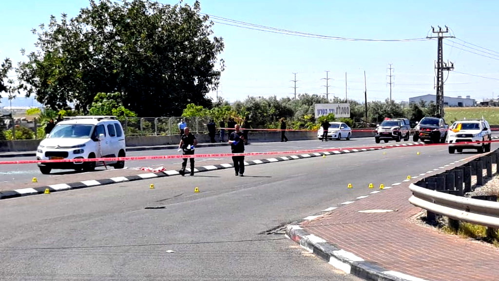 الاشتباه بمحاولة دهس عند حاجز عسكري قرب القدس.. إصابة إسرائيلية واعتقال المشتبه