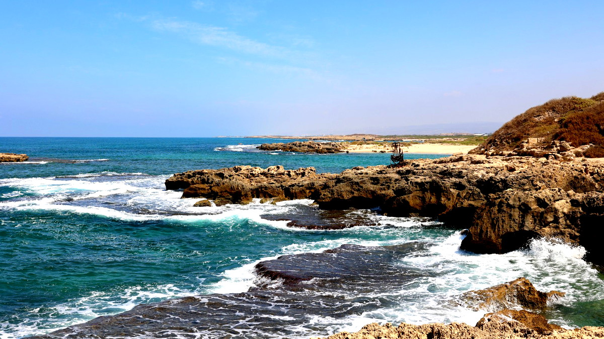 حالة الطقس:  إنخفاض طفيف على درجات الحرارة ويكون الجو صيفيا حاراً 