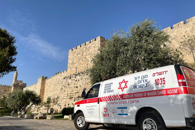 إصابة متوسّطة لعامل (35 عامًا) عقب سقوطه عن ارتفاع خلال عمله في منطقة القدس