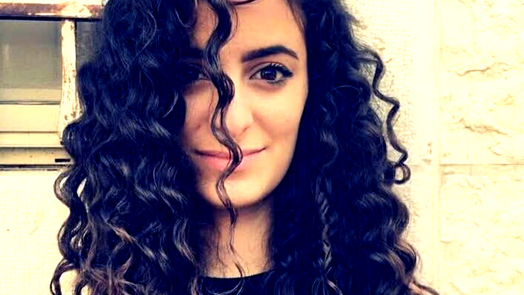 مصرع الشابة المحامية رونزا غسان قبطي من الناصرة بحادث طرق على شارع 2