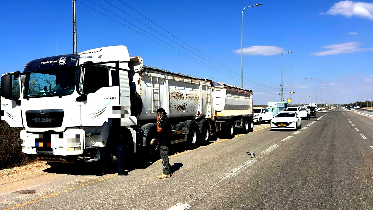 إحباط محاولة تهريب سجائر، بطاريات، شواحن ومعدات اتصال بكميات كبيرة لغزة بشاحنة تراب