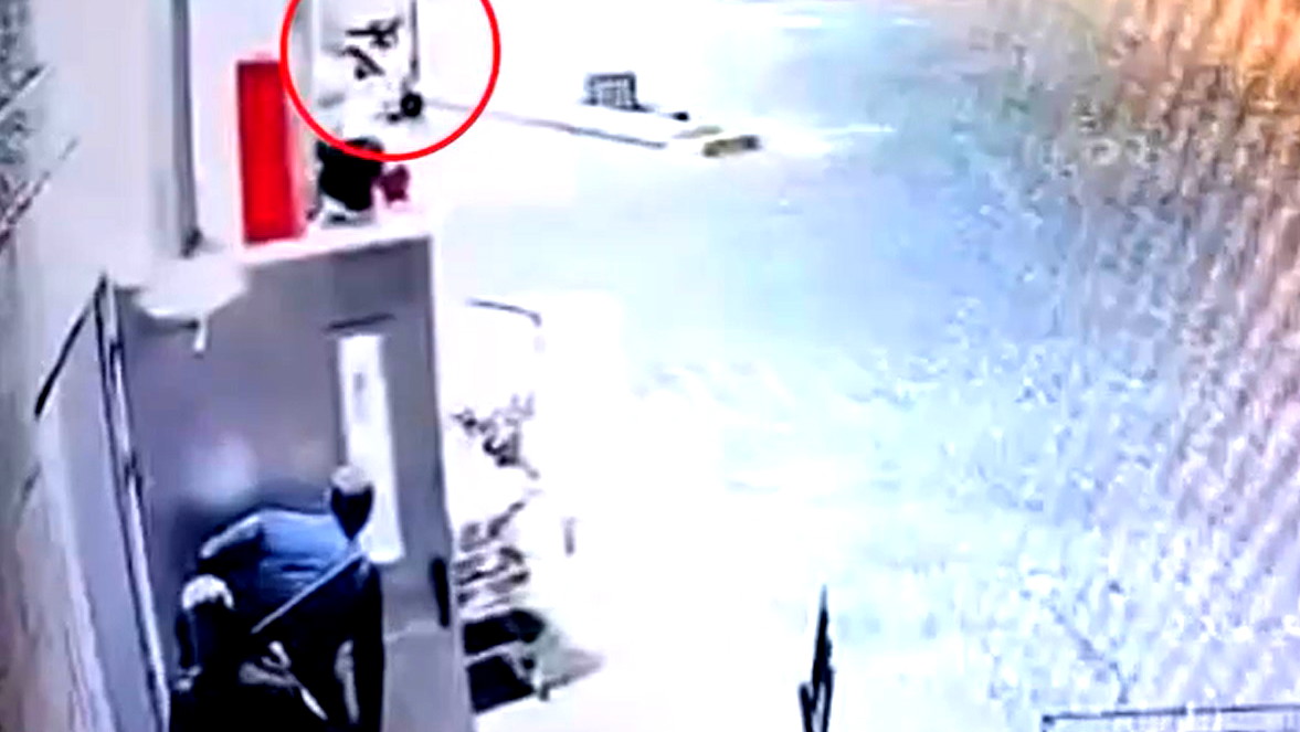 فيديو- الرملة: اعتقال شاب وقاصر بشبهة سرقة محل تجاري