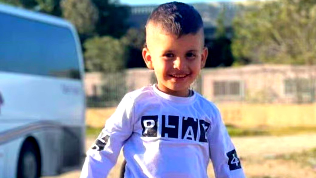 رهط: مصرع الطفل عطوة إسماعيل أبو خرمة (عامان) جراء تعرضه للدهس في ساحة منزل