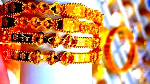 الذهب يقلص تراجعه دون 4000 والفضة ترتفع قرب ذروة تاريخية جديدة