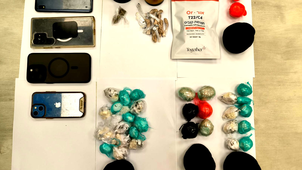 ضبط أسلحة وذخيرة ومخدرات في سقف بيت واعتقال 12 مشتبهاً من اللد والرملة والطيرة 