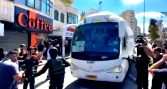 حافلات الأسرى الفلسطينيين المفرج عنهم تنطلق من سجن "عوفر" باتجاه بلدة بيتونيا غربيّ رام الله