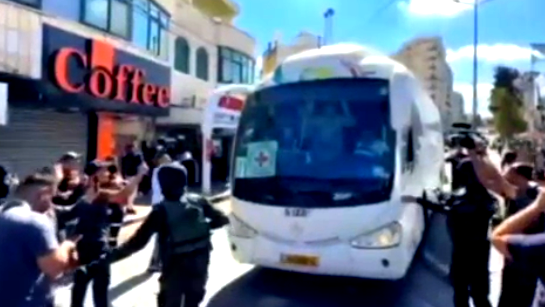 حافلات الأسرى الفلسطينيين المفرج عنهم تنطلق من سجن "عوفر" باتجاه بلدة بيتونيا غربيّ رام الله