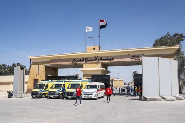 إسرائيل تغلق معبر رفح ردا على تأخر تسليم جثث الأسرى الإسرائيليين