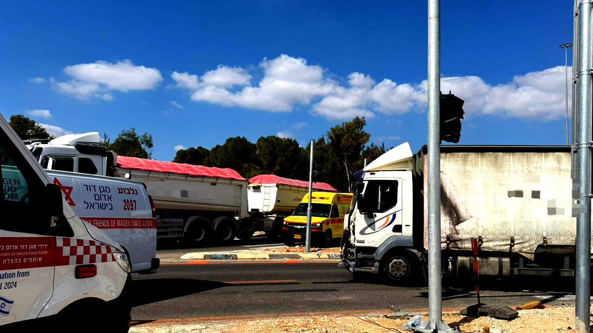 إصابة رجل بجراح خطيرة إثر حادث طرق بين شاحنتين قرب مفرق جولاني