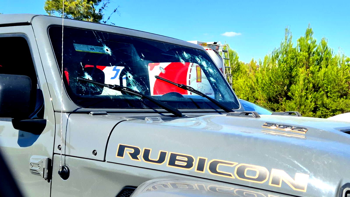 شاهدوا التوثيق - مقتل شابين عربيين واصابة أخرين باطلاق نار قرب اللد 