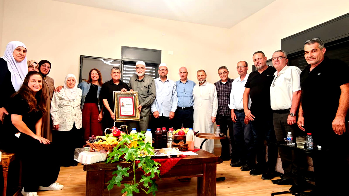 وفد مبادرة "أثر فحماوي" يكرّم الأستاذ رجا محمد إغبارية تقديرًا لمسيرته الوطنية